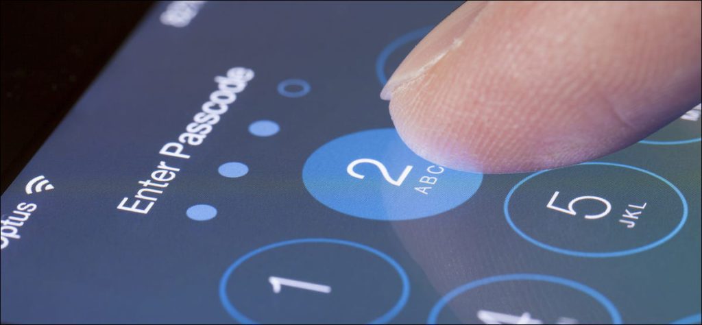 Persona que ingresa la contraseña en la pantalla de bloqueo de su iPhone