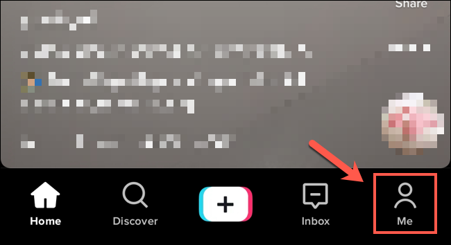 En la aplicación TikTok, toca el "Me" opción en el menú inferior.
