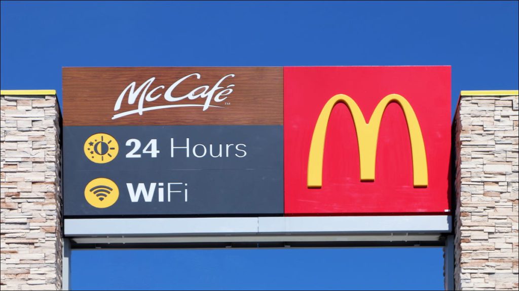 Un letrero de McDonald's que promete Wi-Fi las 24 horas.