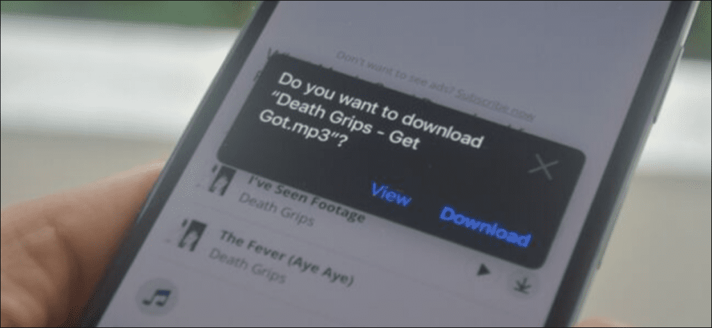 Aplicación Safari en iOS 13 que muestra la ventana emergente de descarga en iPhone