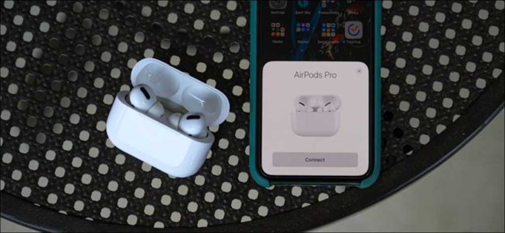 Par de Apple AirPods Pro con iPhone
