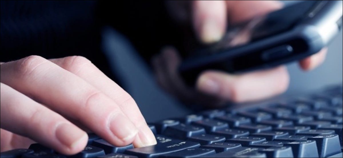 Manos femeninas escribiendo.