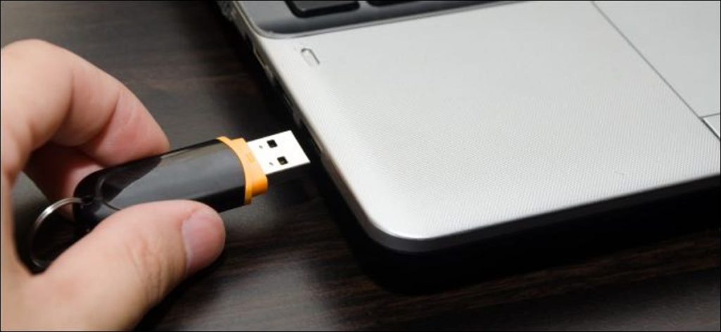 Conecte una memoria USB a una computadora portátil