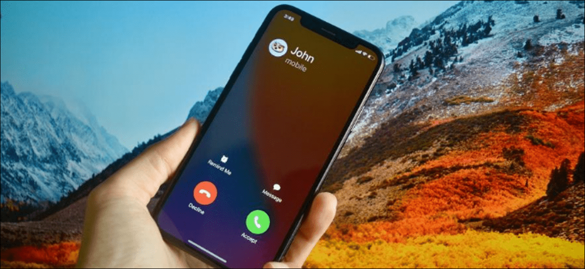Usuario de iPhone con llamada entrante en pantalla completa