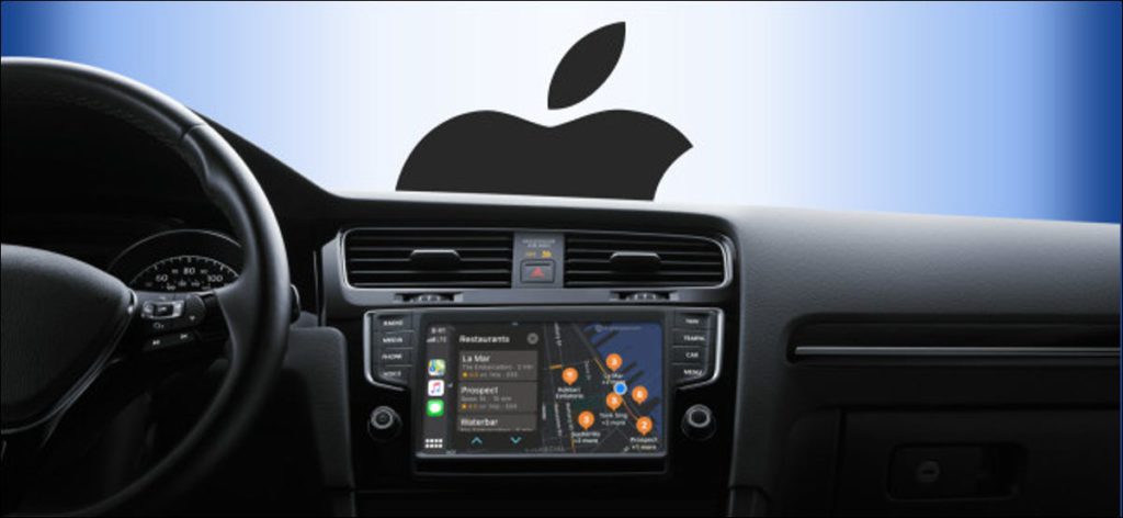 Apple CarPlay en la pantalla de información y entretenimiento de un vehículo con el logotipo de Apple en la parte exterior del parabrisas.