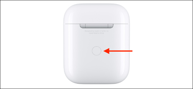 Estuche AirPods con el botón de configuración resaltado