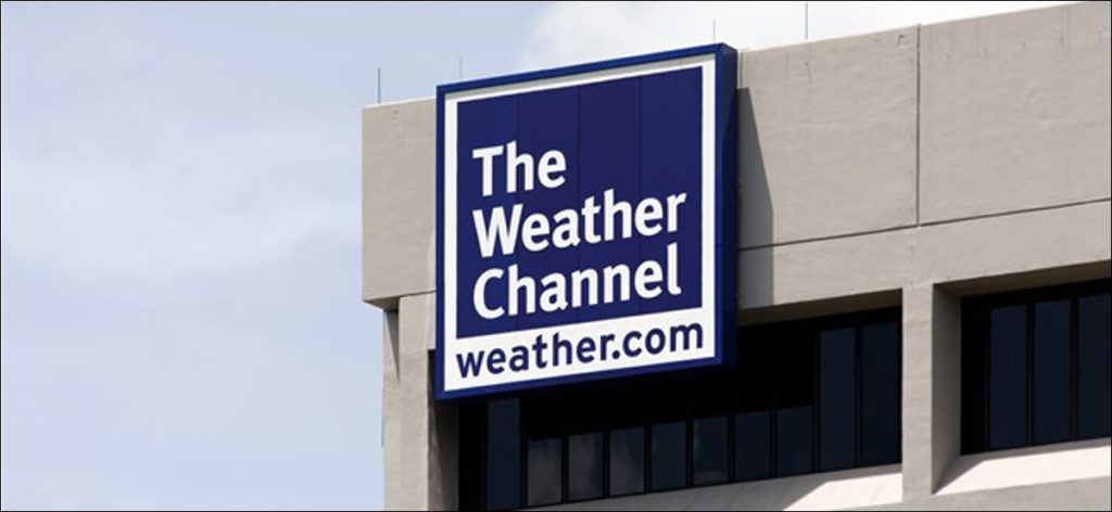 El logotipo de Weather Channel visto en un cartel en un edificio