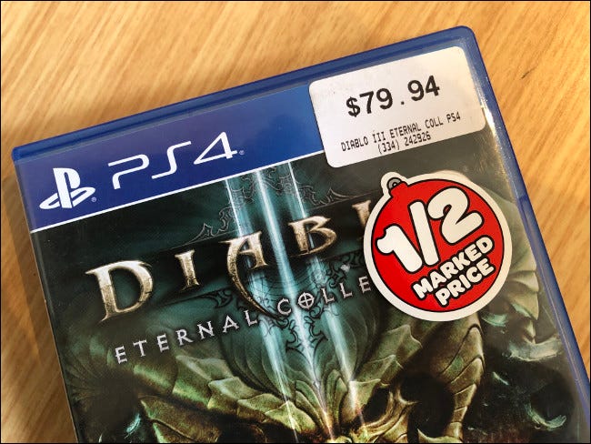 Una copia anotada de segunda mano de "Diablo III" para PS4.