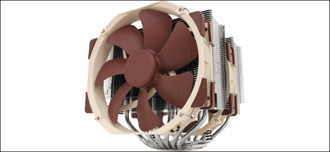 Un enfriador de aire de CPU con dos ventiladores marrones y dos grandes disipadores de calor plateados.