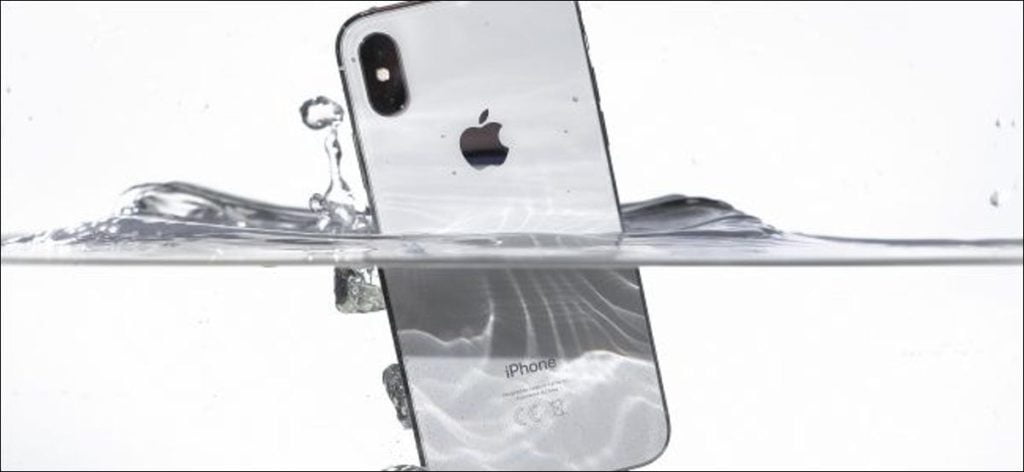 Sumerge un iPhone X plateado bajo el agua.