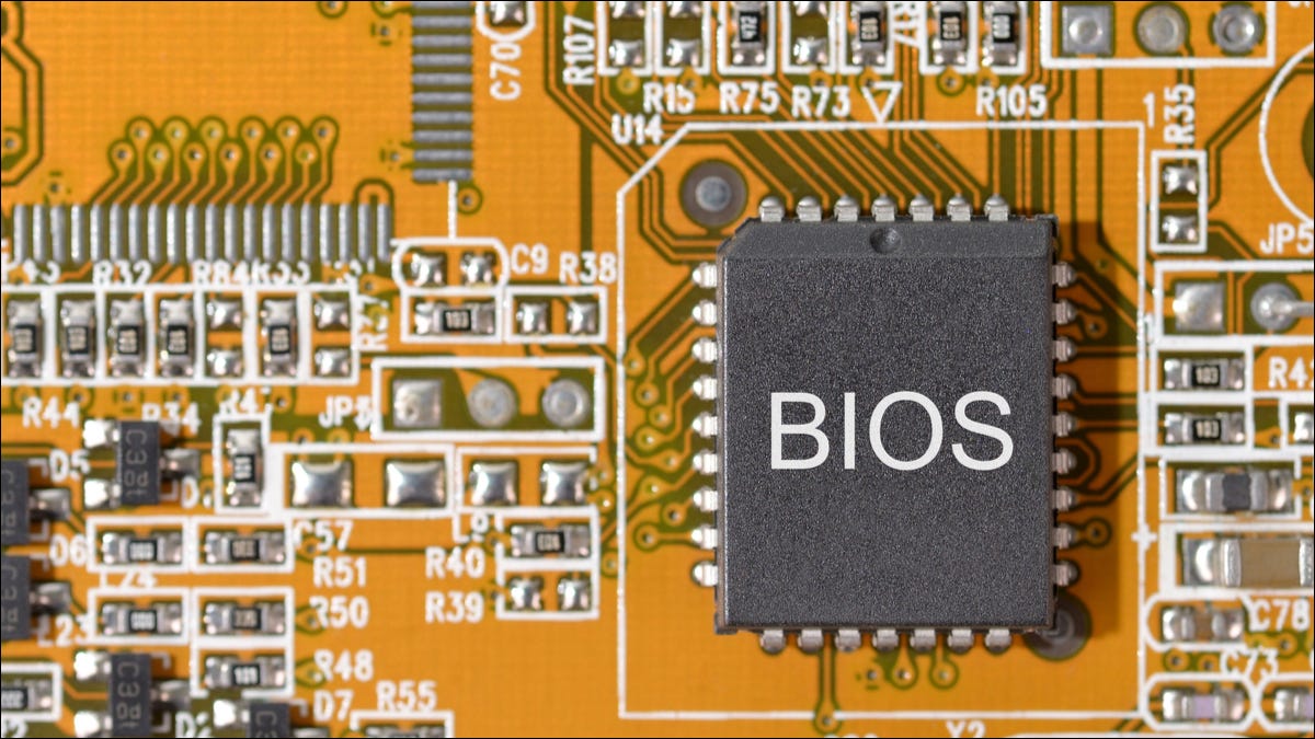 Chip BIOS en la placa base de una computadora