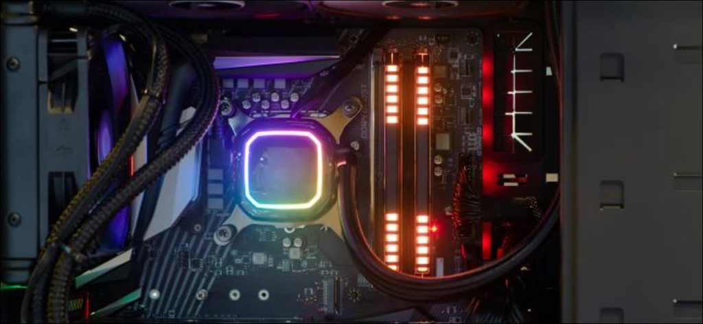 El interior de una PC de escritorio con iluminación RGB.