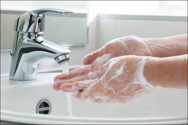 Lávese las manos con jabón y agua corriente.