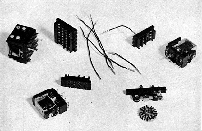 Relés de computadora de la década de 1940 de un manual de instrucciones de IBM.