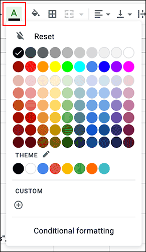 Para cambiar el color del texto de una celda en Hojas de cálculo de Google, haga clic en el menú desplegable del color del texto en la barra de herramientas de formato. 