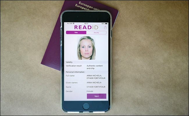 Aplicación ReadID que muestra un pasaporte escaneado en iPhone.