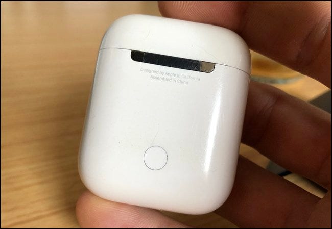 El botón de emparejamiento en la parte posterior de un estuche AirPods.