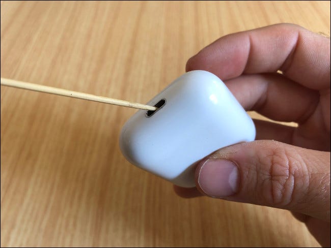 Un puerto Lightning limpio en un estuche AirPods.