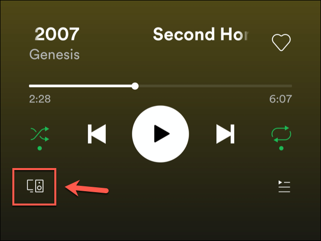 Mientras juegas en la aplicación móvil de Spotify, toca el botón de dispositivos disponibles.