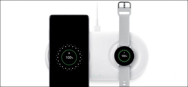 Un teléfono Samsung y un reloj con cargador.