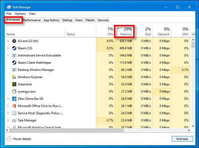 En el Administrador de tareas para Windows 10, haga clic en el "Proceso" pestaña, y luego haga clic en el "Memoria" encabezado de la columna.