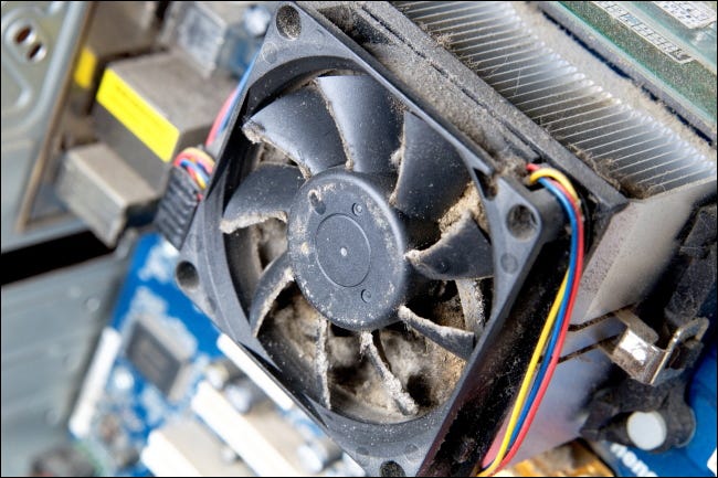 Un ventilador polvoriento dentro de una carcasa de PC.