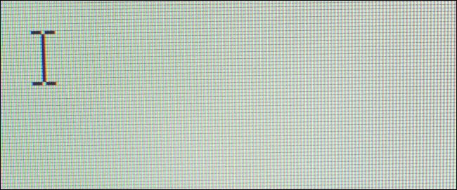 Píxeles con un cursor en la pantalla de una computadora