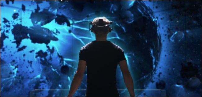 Hombre vestido con auriculares HTC Vive Pro