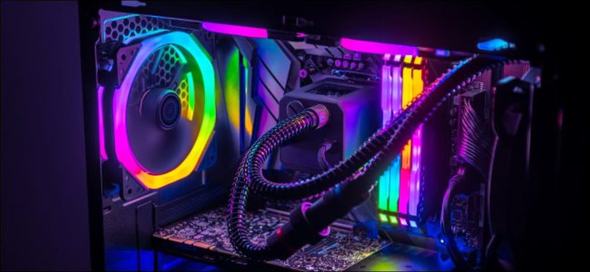 El interior de una carcasa de PC para juegos con iluminación RGB.