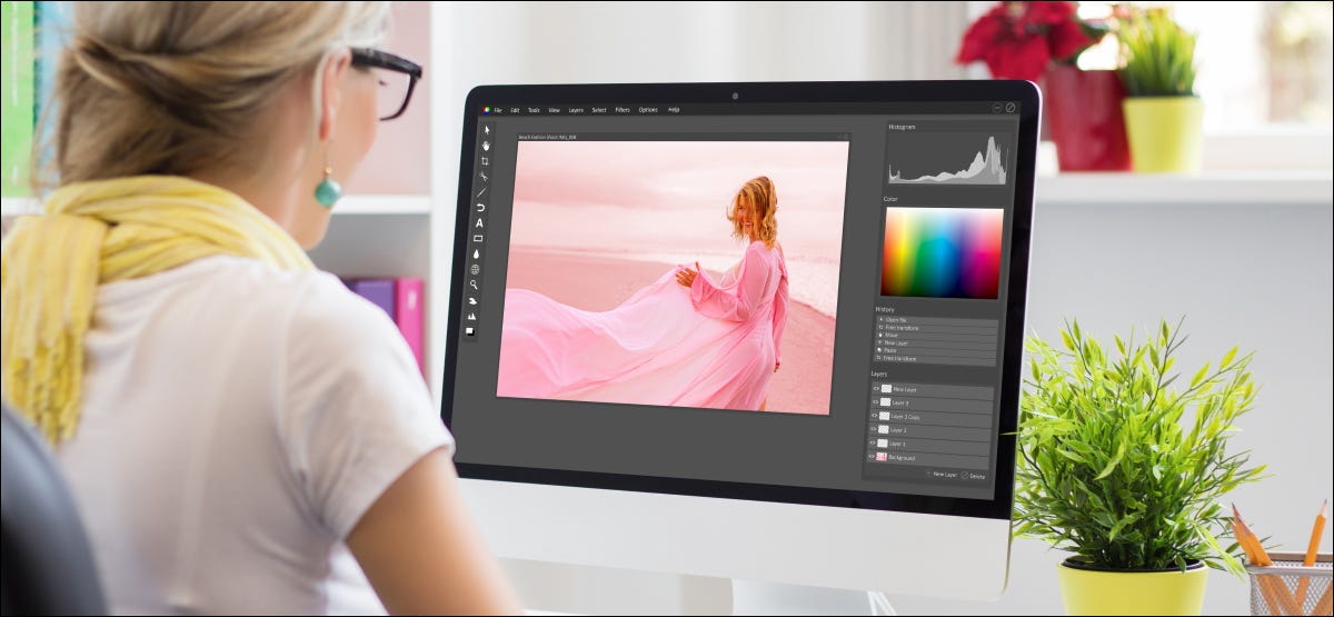 Un diseñador gráfico que usa Adobe Photoshop en una Mac.