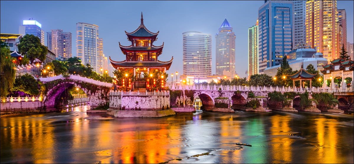 El horizonte de Guiyang, China en el Pabellón Jiaxiu en el río Nanming.