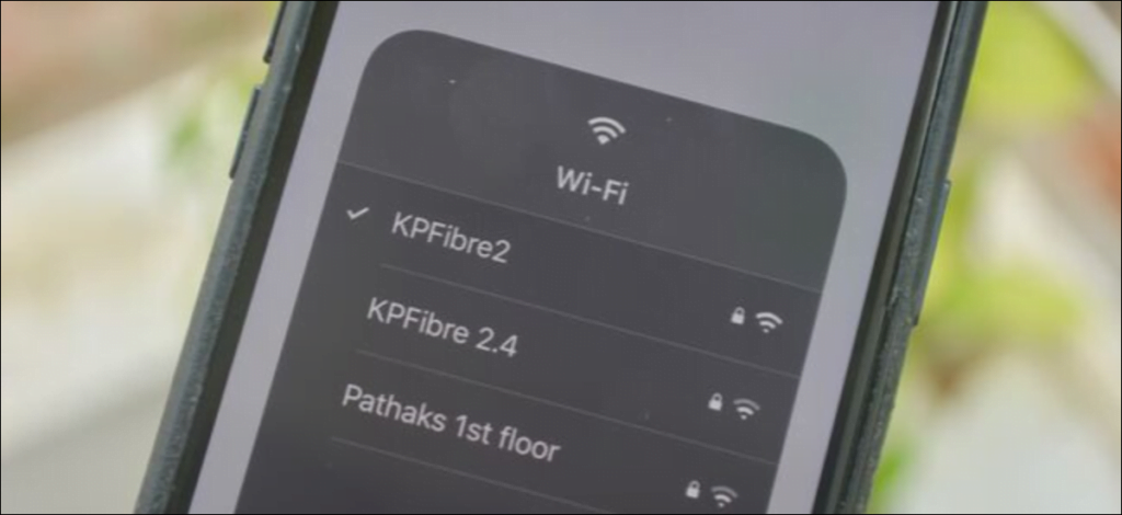 Seleccionar una red Wi-Fi diferente en la ventana emergente del Centro de control en iPhone en iOS 13