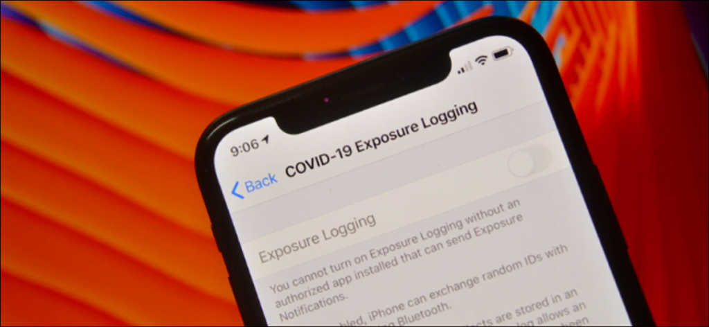 Usuario que usa la función de registro de exposición para notificaciones de exposición COVID-19 en iPhone