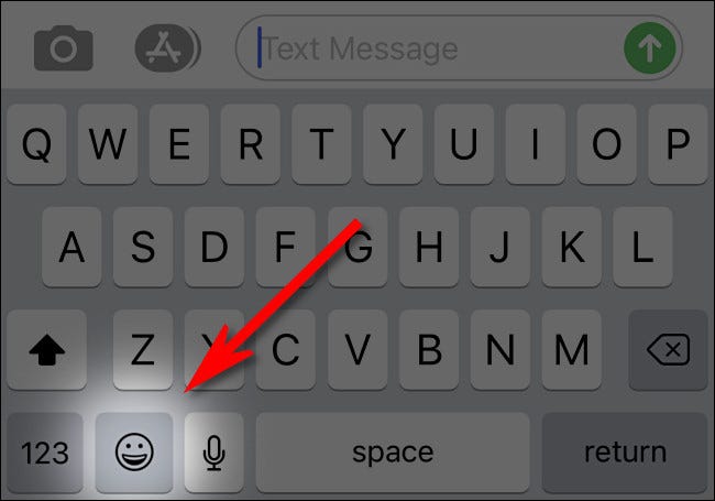 En un iPhone o iPad, toque el "Emoji" tecla del teclado en el teclado en pantalla.