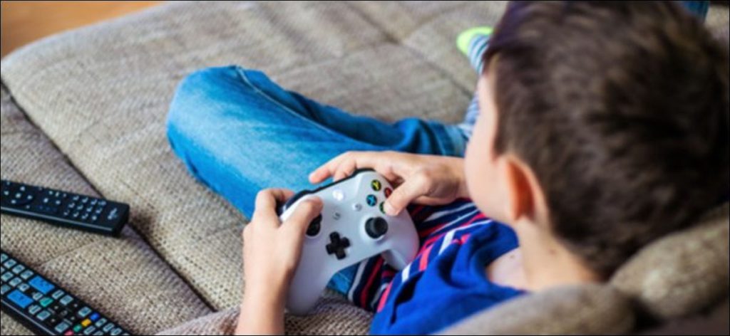 Niño sosteniendo un controlador de Xbox One