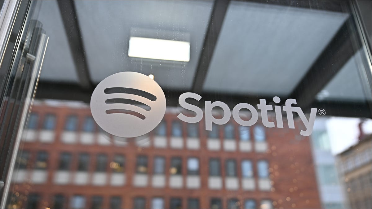 Logotipo de Spotify grabado en una puerta de vidrio