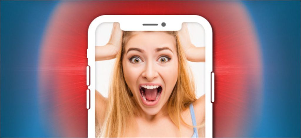 Una foto de una mujer gritando en un iPhone.
