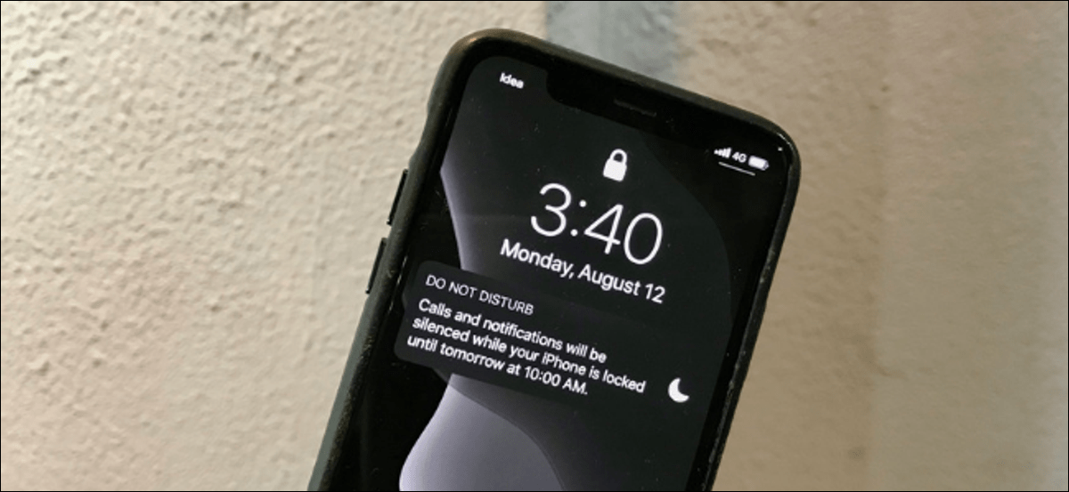 Pantalla de bloqueo del iPhone que muestra la notificación de No molestar