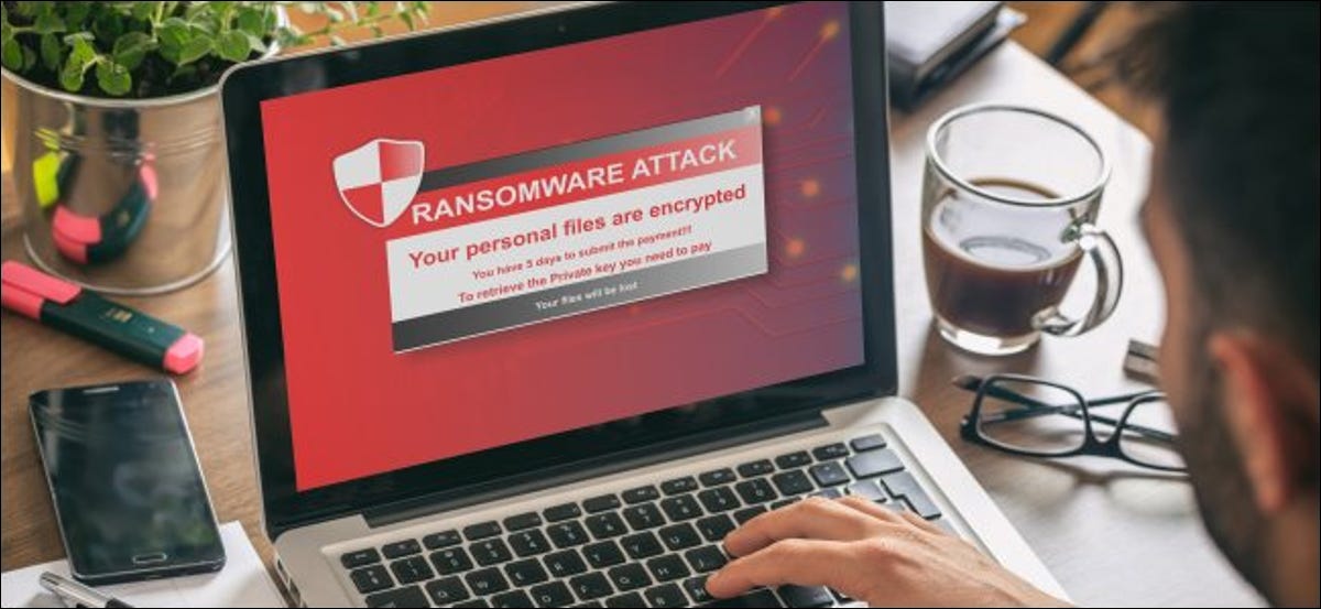 Una MacBook con un ataque de ransomware en la pantalla.