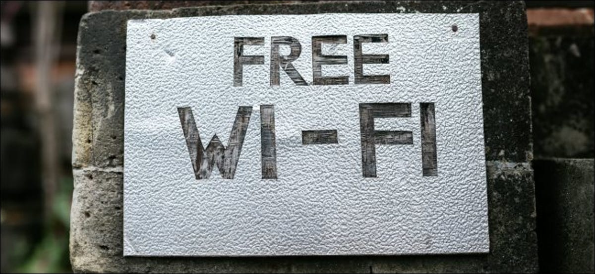 Un letrero de Wi-Fi gratuito en una pared de ladrillos.