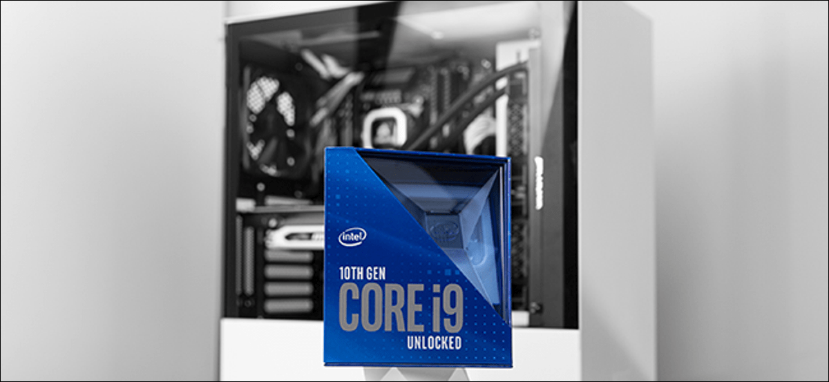 Un paquete azul Core i9 Comet Lake frente a una PC.