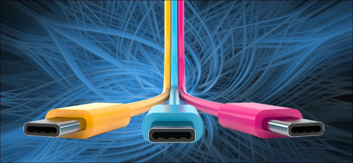 Tres cables USB-C sobre un fondo azul.