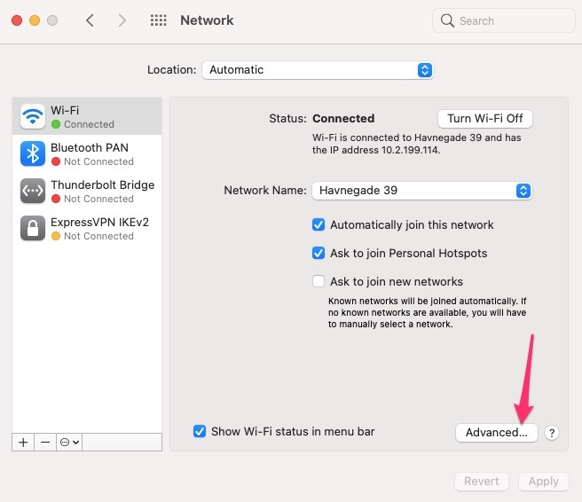 Captura de pantalla que muestra cómo llegar a la configuración de red avanzada en Mac