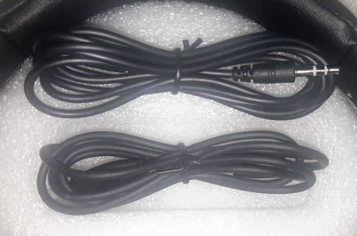 El auricular viene con un cable de audio de 3,5 mm y un cable de carga micro USB.