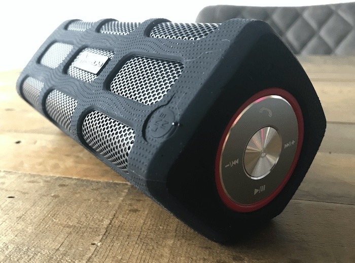 Los botones físicos del altavoz Treblab Bluetooth. 