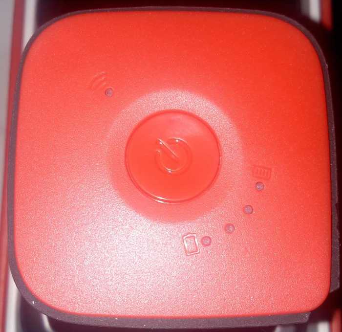 Vista superior de HooToo TripMate SITH: botón de encendido e indicadores LED.