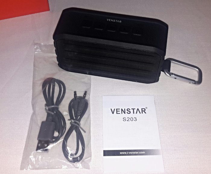 Cables y cordones incluidos con el miniparlante Bluetooth Venstar.