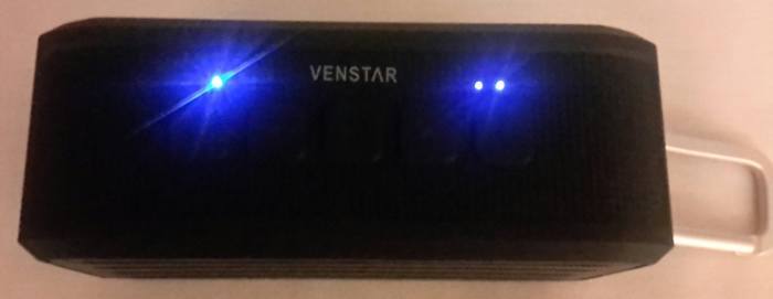 Luces indicadoras LED en el mini altavoz Bluetooth Venstar.