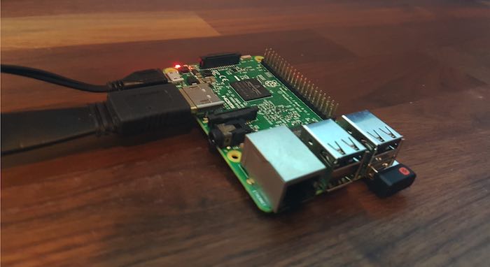 Conecte su Raspberry Pi a una fuente de alimentación y debería arrancar automáticamente. 