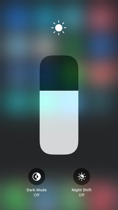 Puede alternar el Modo oscuro, en el Panel de control de iOS.
